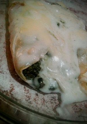 Una foto de Canelones de acelga y carne con salsa blanca y queso