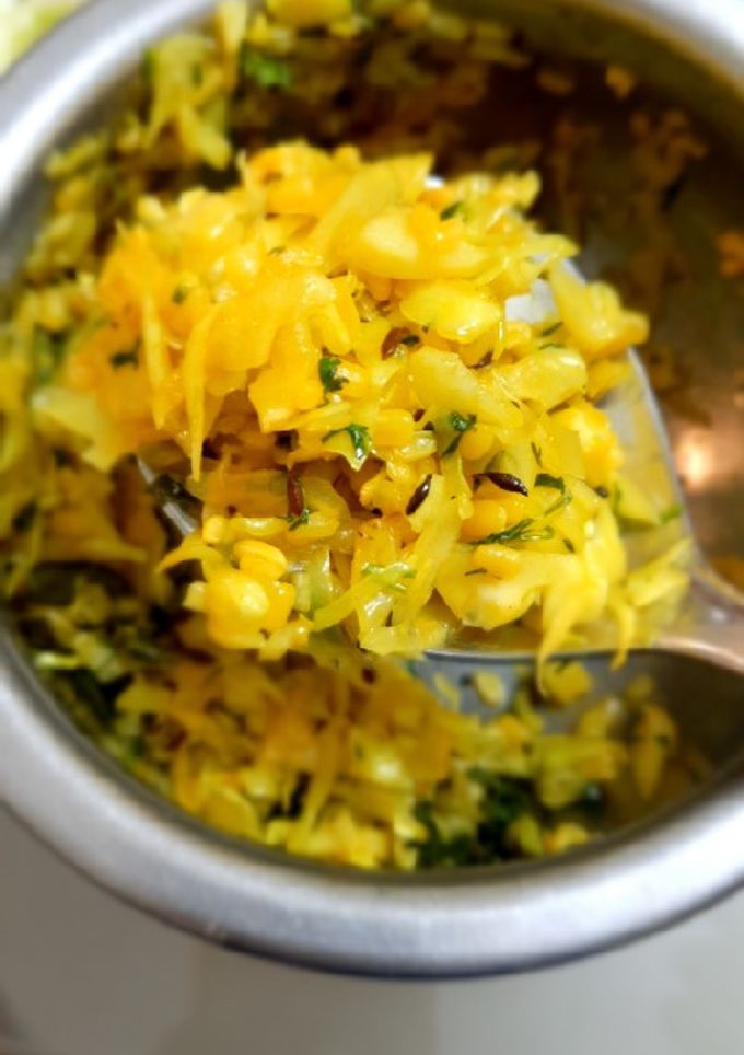 कोबीची भाजी (kobichi bhaji recipe in marathi) रेसिपी चे मुख्य फोटो 