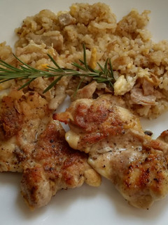 Una foto de Pollo al cardamomo con arroz salteado