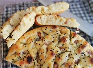 Gambar Foccacia Bawang Merah & Rosemary