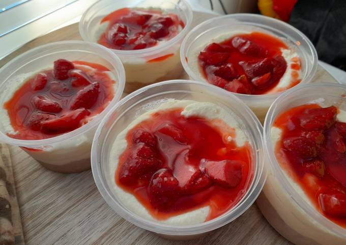 Unbaked Cheese cake with strawberry sauce
