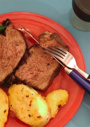 Una foto de #LaCocinaNosUneMi bife de chorizo (entrecot en España) marinado al malbec
