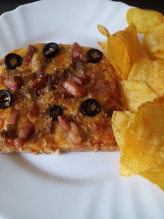 Una foto de Tostada de atún y bacon