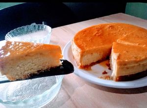 Una foto de Torta imposible con flan y bizcochuelo en caja, súper fácil