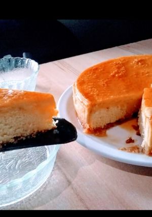 Una foto de Torta imposible con flan y bizcochuelo en caja, súper fácil