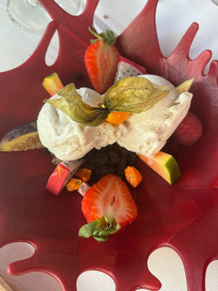 Una foto de Helado de vainilla con frutas de temporada 🤪