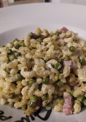 Une photo de Risotto de coquillette, petits pois, jambon et Boursin®️
