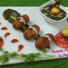 A picture of Potato Paneer Kofta In Spinach Palak Gravy.