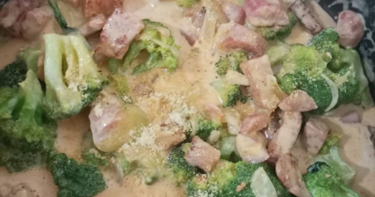 Salchichas y chuleta en crema de chipotle con brócoli Receta de