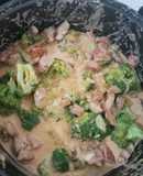 Salchichas y chuleta en crema de chipotle con brócoli
