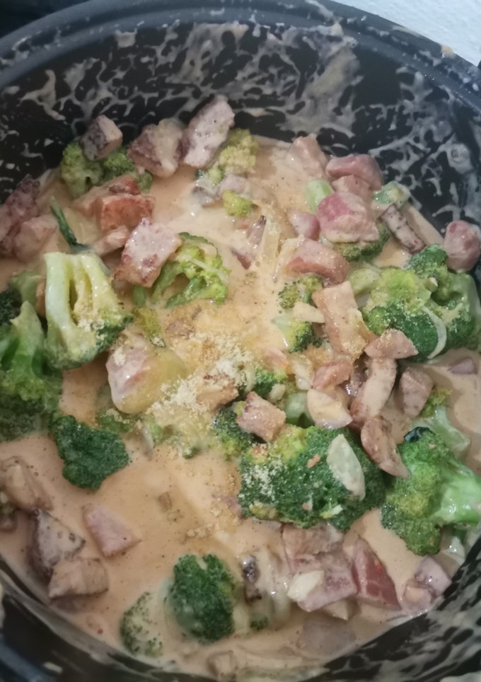 Una foto de Salchichas y chuleta en crema de chipotle con brócoli