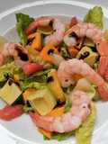 Ensalada de camarones con mango, aguacate y cítricos