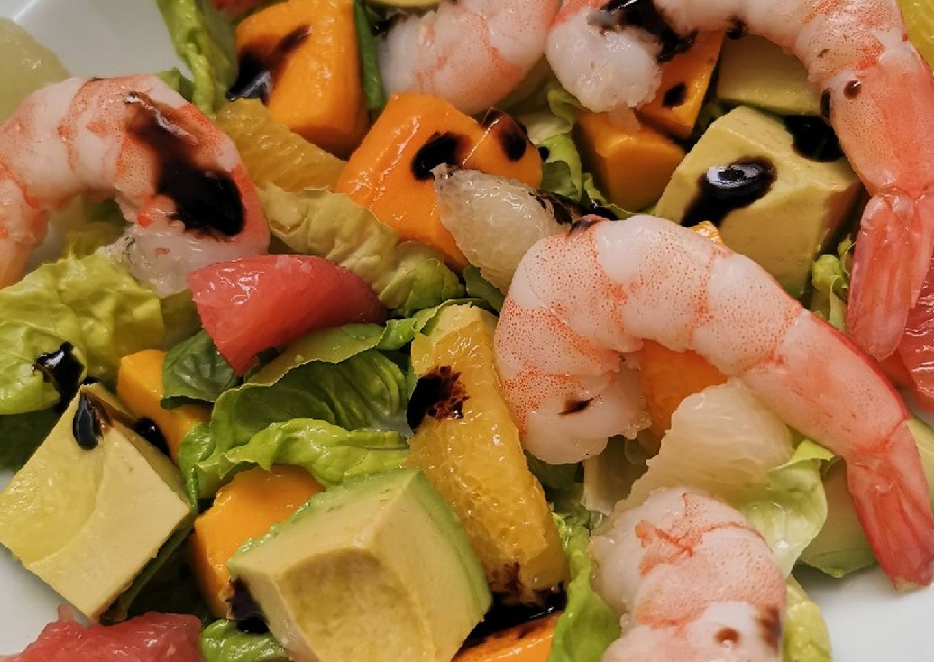 Ensalada de camarones con mango, aguacate y cítricos