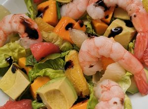 Una foto de Ensalada de camarones con mango, aguacate y cítricos