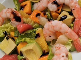Ensalada de camarones con mango, aguacate y cítricos