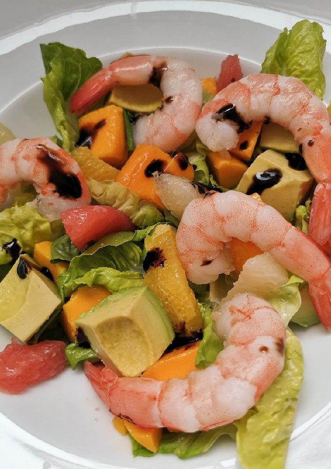 Una foto de Ensalada de camarones con mango, aguacate y cítricos