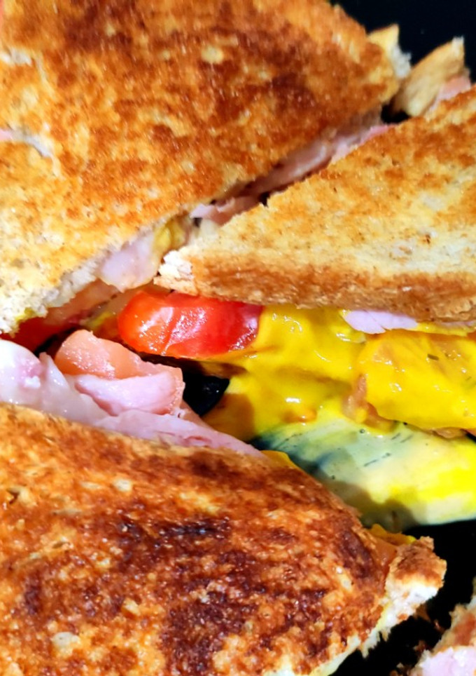 Una foto de Sándwich de Lacón y Salmón Ahumado con Mayonesa de Miso y Yakiniku y Mostaza Miel