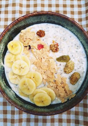 รูปของ Banana Yogurt Overnight Oatmeal อาหารเช้าคลีน