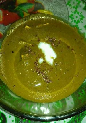 A picture of Palak paneer.