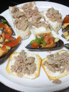 Una foto de Mejillones con pico pollo y atún con mayonesa