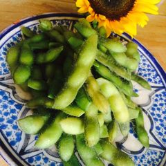 A picture of Boiled green soybeans (edamame).