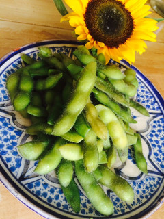 A picture of Boiled green soybeans (edamame).