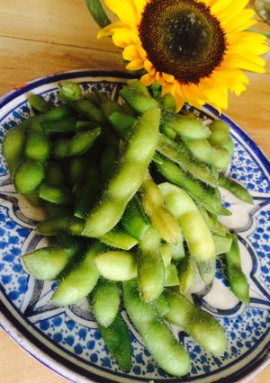A picture of Boiled green soybeans (edamame).