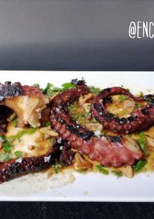Una foto de Pulpo laqueado a la naranja