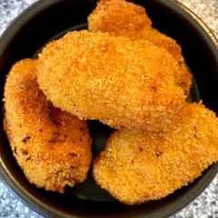 A picture of Jamón y queso croquetas.