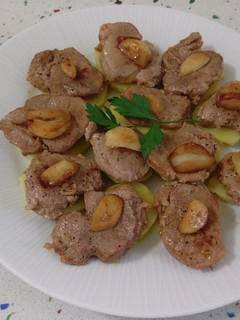 Foto principal de Solomillo ibérico al patxarán y patatas con curry