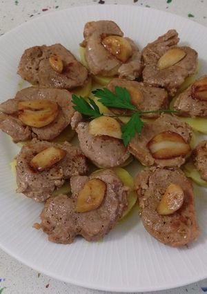 Una foto de Solomillo ibérico al patxarán y patatas con curry
