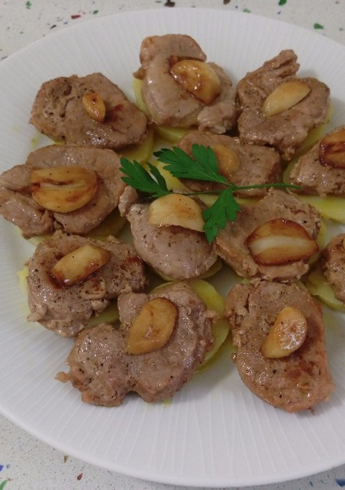 Una foto de Solomillo ibérico al patxarán y patatas con curry