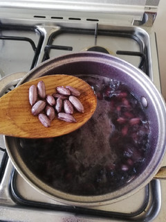 A picture of Boiled Peanuts/groundnuts/njugu.