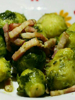 Una foto de Coles de bruselas salteadas con ajito y bacon