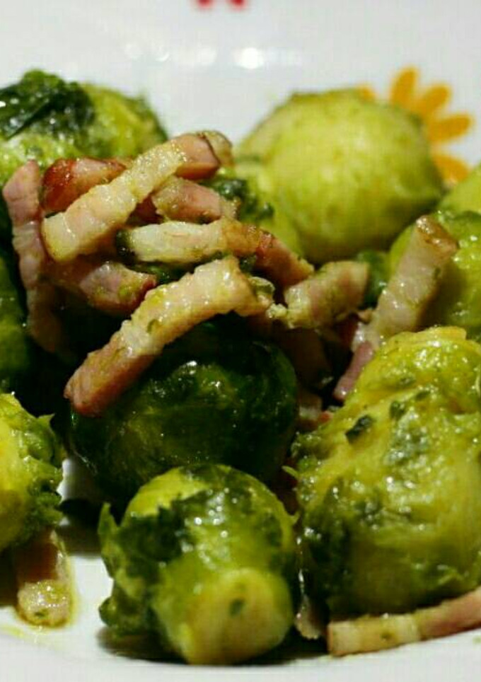 Una foto de Coles de bruselas salteadas con ajito y bacon