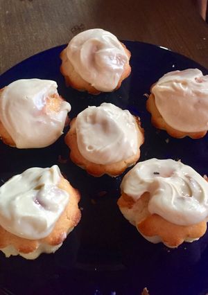 Una foto de Muffins de limón sin huevo, con glaseado