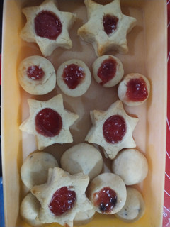 A picture of Jam filled cookies and couverture chocolate filled cookies.