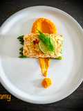 SALMONE NORVEGESE IN CROSTA DI MANDORLE, LIME, ASPARAGI, CREMA DI CAROTE E CURRY
