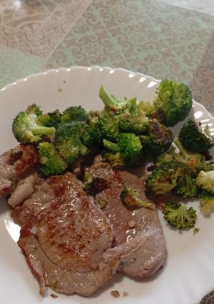 Una foto de Filete de Ternera con Brócoli Salteado con Ajo