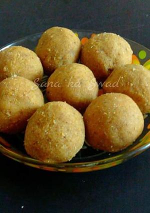 A picture of Moong dal laddu.