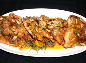 Una foto de Muslos de pollo asados con romero fresco