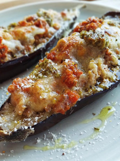 Una foto de Berenjenas rellenas de carne de canelón con tomate y pesto