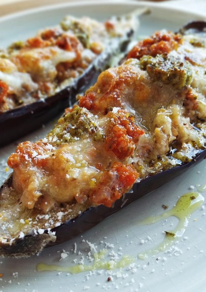 Una foto de Berenjenas rellenas de carne de canelón con tomate y pesto