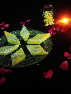 काजू कतली (kaju katli recipe in Hindi) रेसिपी मुख्य फोटो