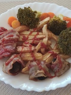 Gomba és virsli szalonna köntösben párolt zöldségekkel és hasábburgonyával #gluténmentes recept fotója
