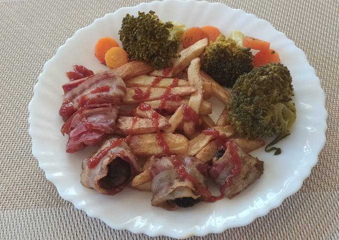Gomba és virsli szalonna köntösben párolt zöldségekkel és hasábburgonyával #gluténmentes recept foto