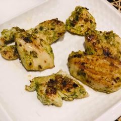 A picture of Grilled lemon chicken starters.