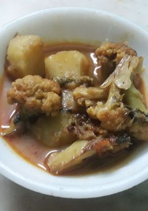 A picture of Aaloo gobi curry.