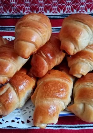 O poză a rețetei Cornulețe pufoase cu ciocolată.