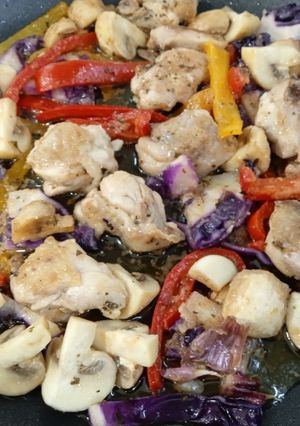 Una foto de Pollo con colores 💜💛❤️(republicano?😜)